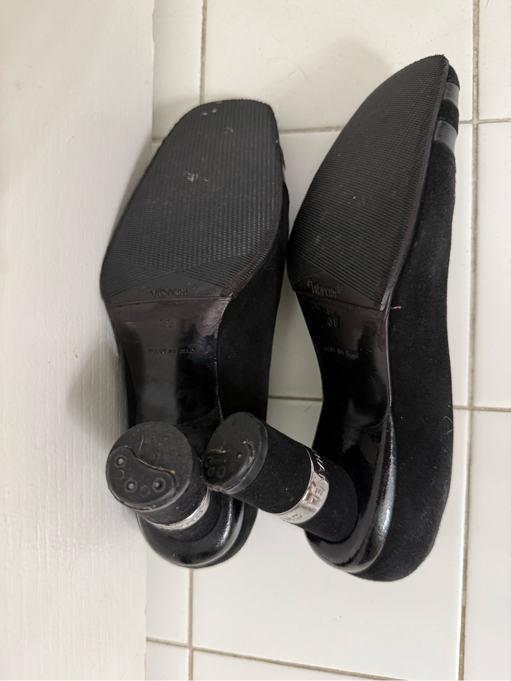 CHANEL Black Suede and Patent Leather Rounded Toe with 3 inch Heel. - Picture 5 of 5
